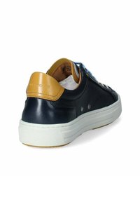 Sneaker in pelle blu con tacco beige, suola bianca e pannello in tessuto testurizzato. Presenta lacci blu e occhielli in argento per la chiusura.