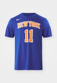 Tricou albastru din bumbac cu inscripția "NEW YORK" în litere portocalii și numărul "11" dedesubt, cu gât rotund și mâneci scurte, de la Nike.