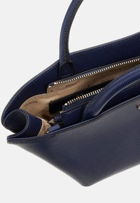 Borsa strutturata blu navy con superficie texturizzata, doppi manici e molteplici scomparti interni. Dettagli con cerniera in tonalità oro.