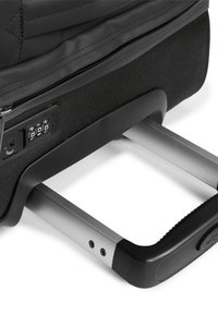 Maleta de viaje negra con un compartimento con cremallera, cerradura de combinación integrada y mango retráctil de aluminio. Tejido texturizado y diseño elegante.