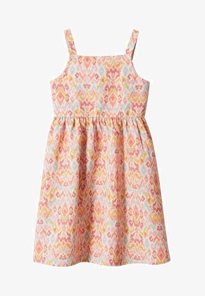 Robe sans manches rose en tissu à motifs présentant des designs abstraits en orange, jaune et bleu ; taille froncée et forme évasée.