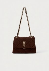 Rjava prešita torbica z zlatim verižnim trakom in zlato prepletenimi začetnicami na sprednji zaponki pokrova.