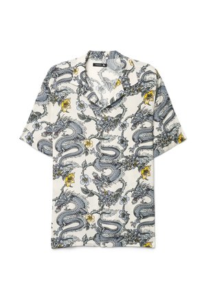 Camicia bianca a maniche corte con bottoni, stampa di draghi neri e grigi e fiori gialli, colletto aperto e vestibilità morbida.