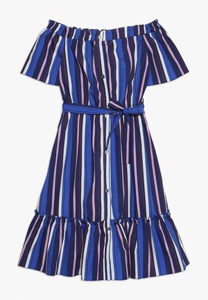 Robe à épaules dénudées rayée avec des rayures verticales bleues, roses et violettes, une taille ceinturée et un ourlet volé avec des détails de boutons.