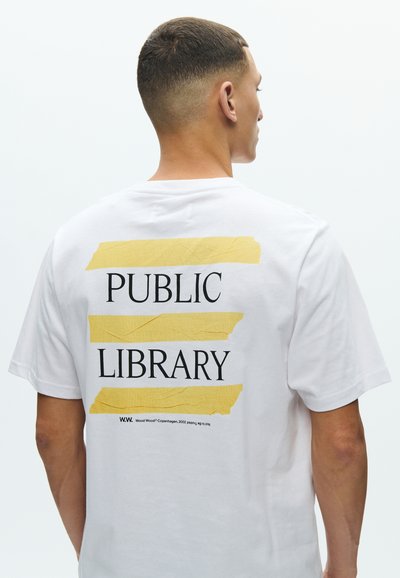 Λευκό βαμβακερό t-shirt με γραφικό σχέδιο και κείμενο σε κίτρινο και μαύρο χρώμα. Το κείμενο στην πλάτη γράφει "PUBLIC LIBRARY".