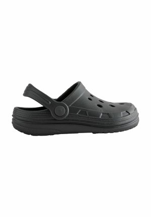 Schwarze Clogs aus leichtem Material, mit geschlossenem Zehenbereich, Belüftungslöchern und einem Fersenriemen für einen sicheren Halt. Strukturierte Sohle.