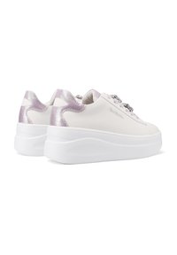Sneakers bianchi con piattaforma e accenti metallici in lavanda, superiore in pelle liscia, punta rotonda e suola piatta in gomma. Decorati con lacci ornamentali.