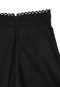 Schwarze Hose mit dekorativem Spitzenbesatz an der Taille, zwei Gesäßtaschen und einer glatten Stoffoberfläche.