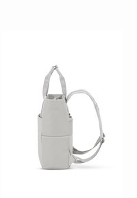 Ljusgråt tygryggsäck med justerbara remmar, ett handtag på toppen, sidoficka och en strömlinjeformad, strukturerad design.