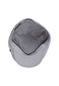 Căciulă din material gri, cu o formă rotunjită și o borcă de materiale cusută. Interiorul este căptușit cu un material gri neted; dispune de nasturi pe laterale.
