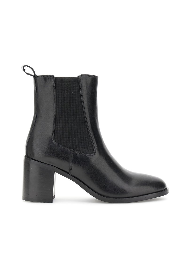 Schwarze Leder-Chunky-Boots mit Blockabsatz, elastischen Seiteneinsätzen und Zugschlaufe hinten, im Profil auf weißem Hintergrund dargestellt.