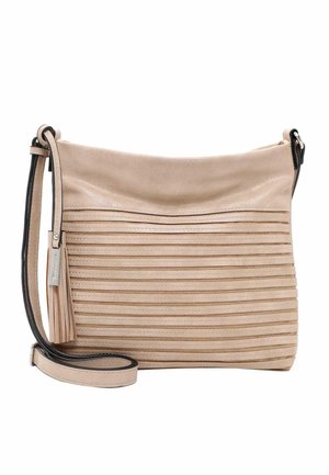 Beige leren crossbodytas met horizontale, gestikte strepen, verstelbare band en kwastdetail aan de linkerkant hangend.