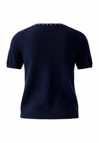 Helles Marineblaues Kurzarm-Pullover aus weichem Material, mit einem runden Halsausschnitt und kleinen weißen Knöpfen entlang des Rückens. Schlichte Textur.