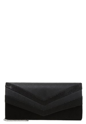 Musta suorakulmainen clutch-laukku, jossa on teksturoitu chevron-kuvio ja hopeinen ketjuhihna, joka pilkistää alavasemmassa kulmassa.