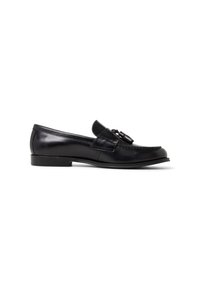 Schwarze Lederloafer mit einem niedrigen Absatz, die mit einem dekorativen Riemen und Details im Obermaterial versehen sind. Glatte Textur mit Nähakzenten.