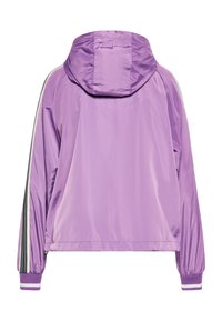 Giacca leggera viola con cappuccio, caratterizzata da strisce bianche e nere lungo le maniche e polsini elasticizzati. Texture liscia e lucida.