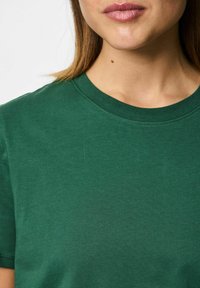 Pieces PCRIA SS SOLID TEE NOOS - Paprasti marškinėliai - hunter green
