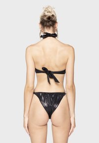 Set di bikini nero con collo all'americana e finitura lucida, caratterizzato da copertura minima e un design a slip alto.