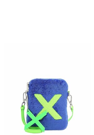 Borsa a tracolla in pelliccia sintetica blu con un grande design a "X" verde, dotata di chiusura zip e tracolla regolabile in verde neon. Finiture in metallo argentato.