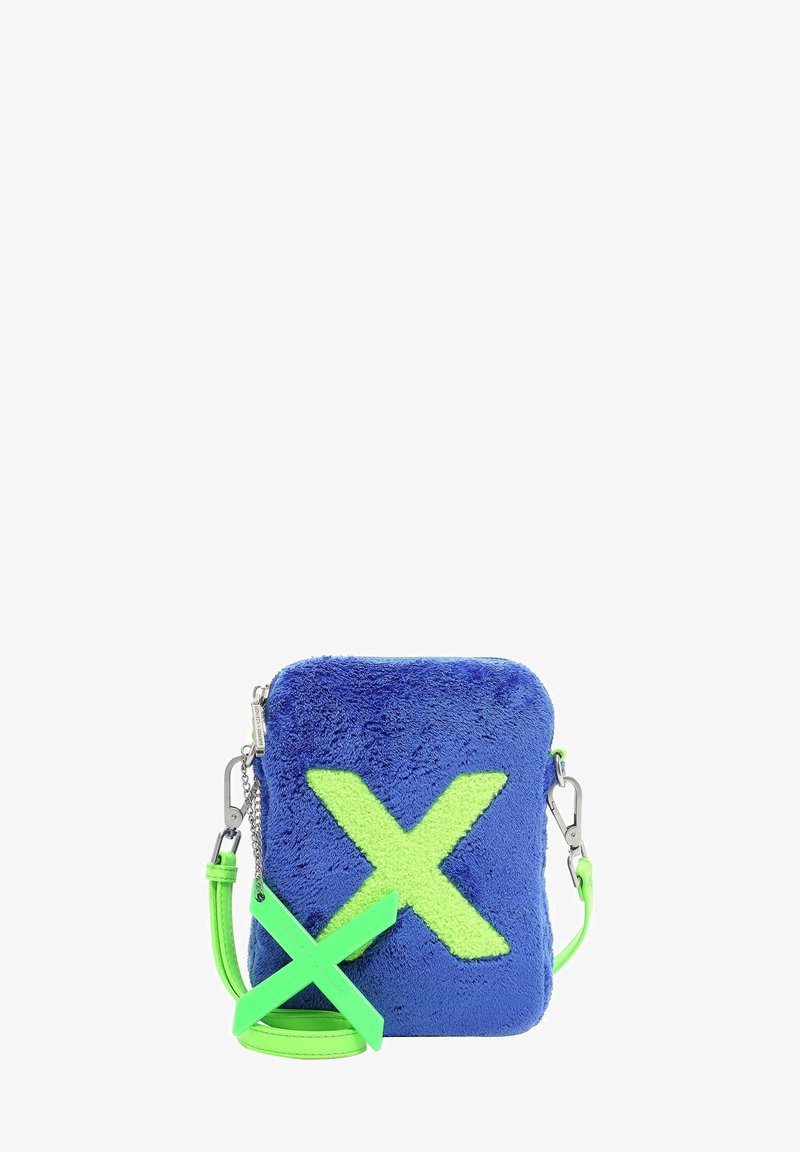 Borsa a tracolla in pelliccia sintetica blu con un grande design a "X" verde, dotata di chiusura zip e tracolla regolabile in verde neon. Finiture in metallo argentato.