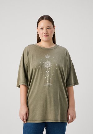ONLY Carmakoma CARVERA OVERSIZE TEE - Potiskana majica - kalamata