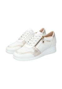 Baskets blanches en cuir avec un design perforé, des accents métalliques, une semelle compensée et une fermeture éclair sur le côté. Comprend des lacets pour un ajustement réglable.