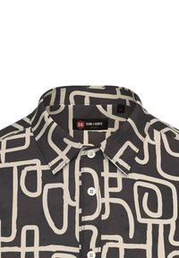 Kurzarmhemd in Schwarz mit weißem abstraktem geometrischen Muster; besitzt einen Kragenhals und eine geknöpfte Vorderseite.
