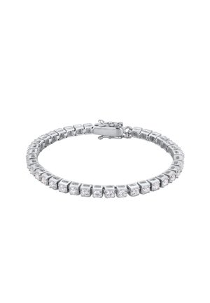 Sølvtennisarmbånd med firkantede indfatninger, hver indeholdende en rund klar ædelsten, med en låsebeslag på en hvid baggrund.