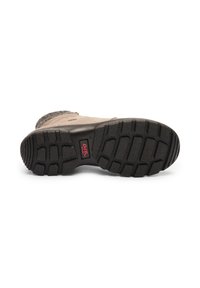 Winterlaars zool met diep profiel, zwart rubber, en een beige bovenkant tegen een witte achtergrond.