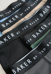 Set rastezljivog donjeg rublja s crnim i bež pojasima na kojima je brendiranje "BAKER by TED BAKER". Uključuje šarene uzorke i teksture.