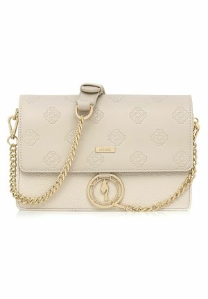 Beżowa skórzana torba na ramię z tłoczonym wzorem, złotym łańcuszkiem i okrągłą złotą klamrą z ozdobnym wycięciem.