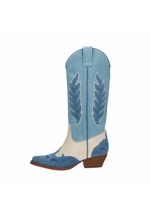 Blauwe suède cowboylaars met denim bovenkant, complexe bladafwerking, crèmekleurige leren accenten, spitse neus en een bruine gestapelde hak.