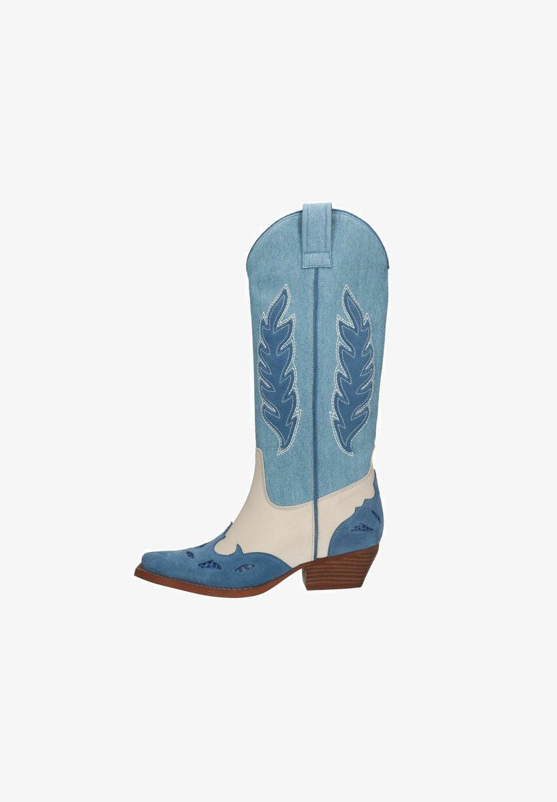 Botte de cowboy en daim bleu avec tige en denim, broderies de feuilles délicates, accents en cuir crème, bout pointu et talon empilé brun.