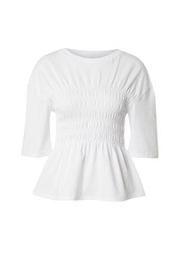 Witte peplumtop met een smocked lijfje, driekwart mouwen, een ronde halslijn en een vloeiende onderrand. Gemaakt van zachte stof.