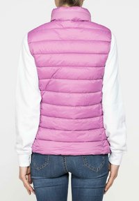 Gilet imbottito di colore rosa chiaro con colletto alto e maniche bianche, caratterizzato da sezioni trapuntate orizzontali e un orlo elasticizzato per un look aderente.