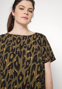ONLY Carmakoma CARVICA LIFE NOOS - Blusa - khaki/black