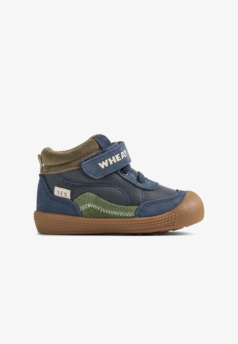 Niebieskie i zielone buty typu hi-top z teksturowaną cholewką, gumową podeszwą, rzepem oraz kontrastującymi detalami w szyciu. Zaprojektowane z myślą o trwałości.