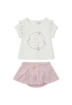 Camiseta blanca para bebé con mangas de volantes florales y texto dorado, combinada con bombachos rosa plisados con parche en forma de corazón.