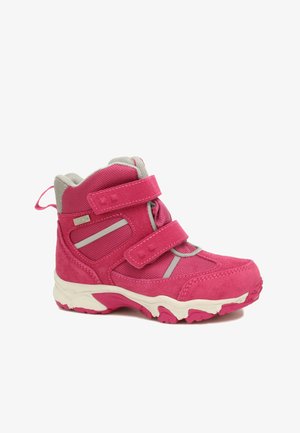 Roze en grijze wandelschoen van suede en mesh materialen, met twee verstelbare klittenbandsluitingen, een gevoerde kraag en een gestructureerde rubberen zool.