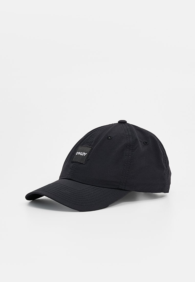 Gorra de béisbol negra hecha de tela, con una corona redondeada, visera curva y un parche frontal con el nombre de la marca en blanco.