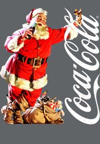 Červený Santův oblek s bílým kožíškem, držící láhev Coca-Coly. Mezi pozoruhodnými detaily se nachází hnědý sáček s hračkami a živě zdobené pozadí.