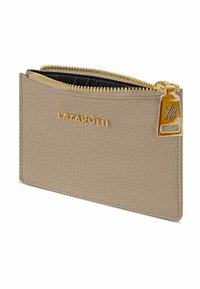 Portefeuille en cuir texturé beige avec fermeture éclair et quincaillerie dorée. Présente le logo en relief "LAZAROTTI" sur le devant. Forme rectangulaire compacte.