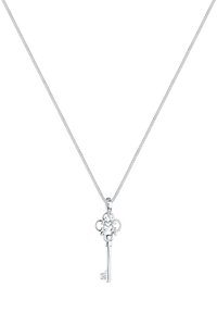 Silberne Schlüsselanhänger-Halskette mit kunstvollem Design, mit glatter Oberfläche und einem kleinen Diamantakzent am Schaft des Schlüssels, aufgehängt an einer Kette.