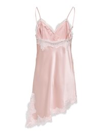 Robe nuisette en satin rose clair avec bordure en dentelle blanche, fines bretelles ajustables et ourlet asymétrique.