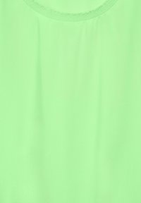 Tessuto verde chiaro con una texture liscia e un collo arrotondato con leggere arricciature. Nessun motivo visibile o dettagli hardware.