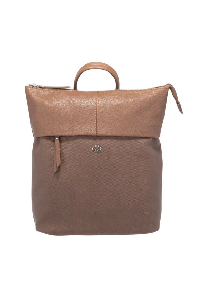 Mochila de cuero marrón con una sección superior texturizada, cierre de cremallera y un acento de logo circular. Cuenta con un asa superior para llevar.