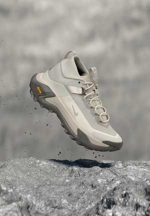 Nike ACG ZEGAMA - Hikingsko - cream/light orewood brown