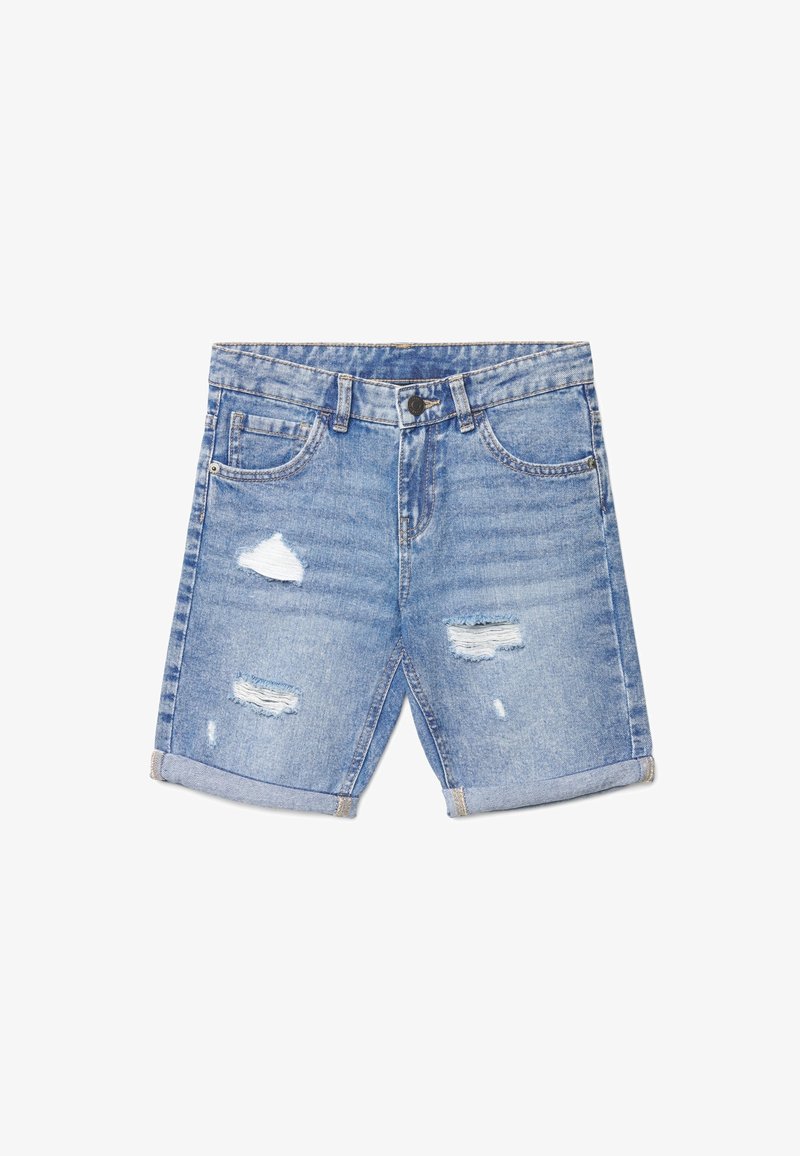 Pantaloncini di denim azzurro chiaro con risvolti, toppe consumate sul davanti, chiusura con bottoni e passanti per cintura.