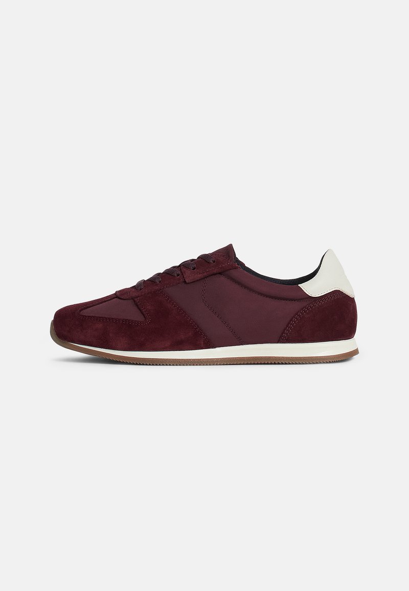 Burgundi sametist sneaker sileda nahkaraamidega, ümmarguse varbaga, nööridega sulgemisega ja heledast pruunist kummist tallaga.
