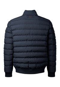 Chaqueta de plumas acolchada de color azul marino con puños y dobladillo acanalados, vista desde atrás sobre un fondo blanco.